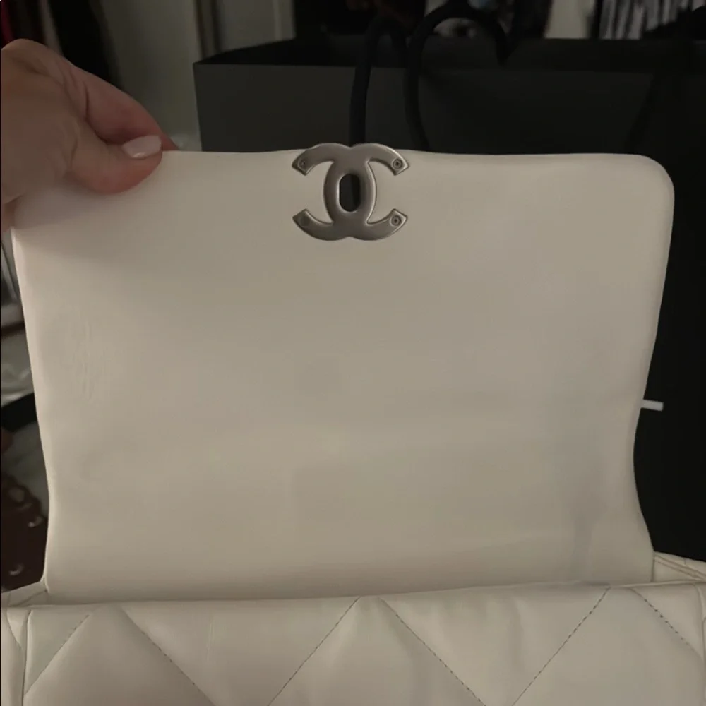 CHANEL 19 White, silver, and gold Quilted Shoulder Bag with Flap Closure - Picture 9 of 10